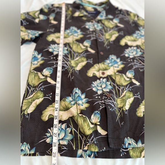 Tommy Bahama Size Large Silk Blend Blue Floral Hawaiian Shirt. Button Down. - Picture 4 of 11